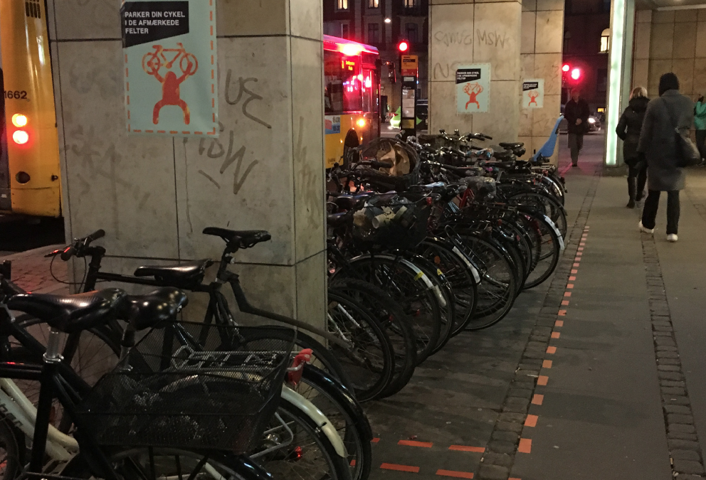 Adfærdspåvirkning af parkerende cyklister og buspassagerer